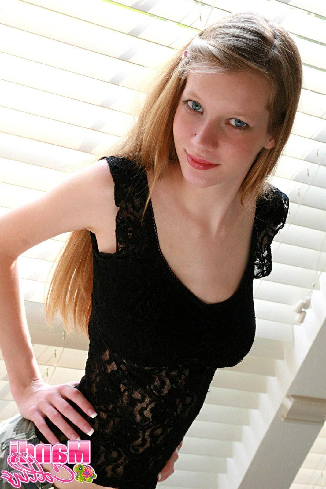 15P Pictures of teen chick Mandi Collins getting totally nude for you