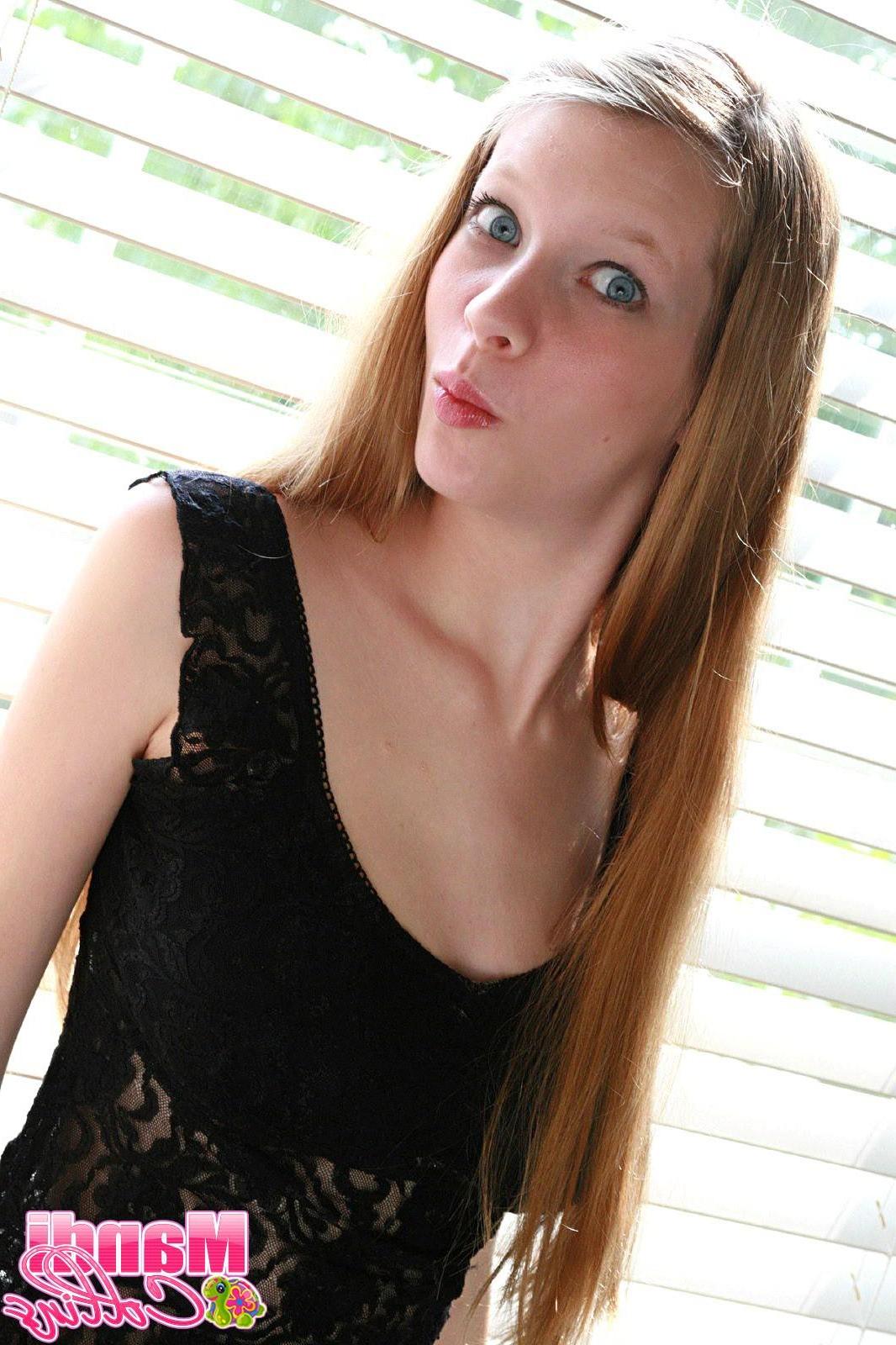 15P Pictures of teen chick Mandi Collins getting totally nude for you