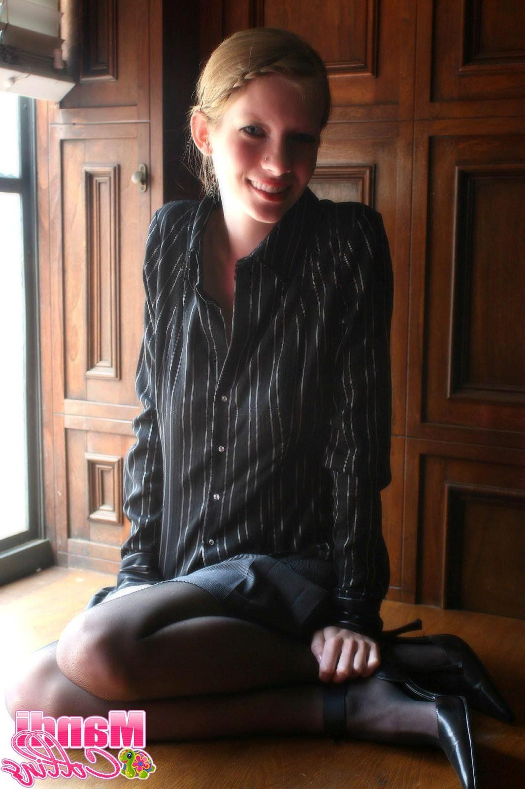 15P Pictures of teen chick Mandi Collins getting a head start on your evening togeth