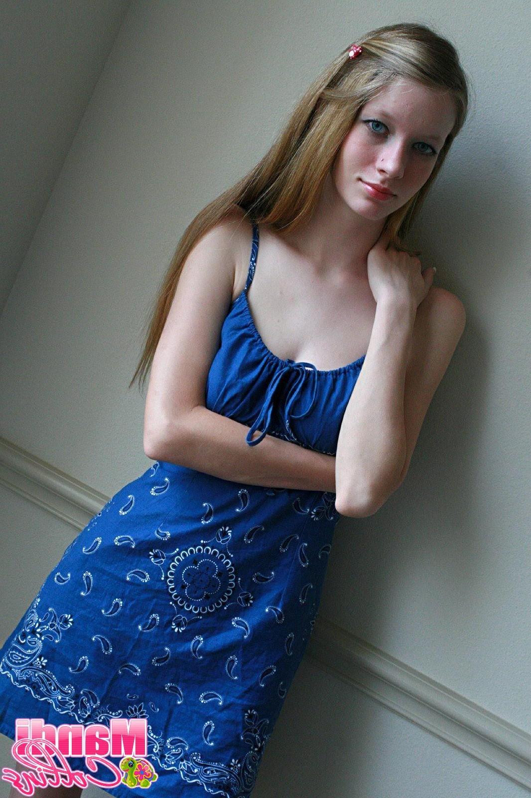 15P Pictures of teen chick Mandi Collins completely nude for you