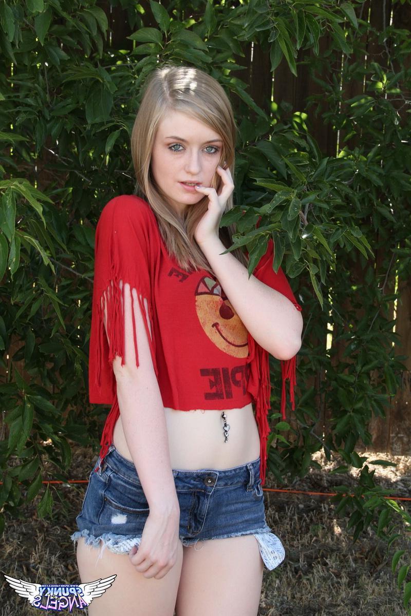 12P Tiny blonde tease Mandy Roe strips out of her cute little hippy outfit outside in the backyard