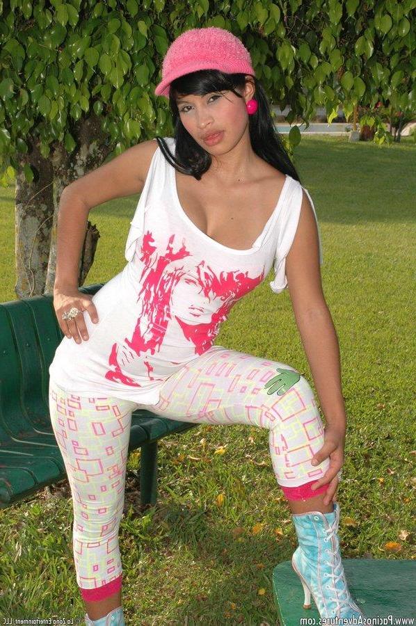 15P Mariana takes a walk in the park till she sits down to get herself off