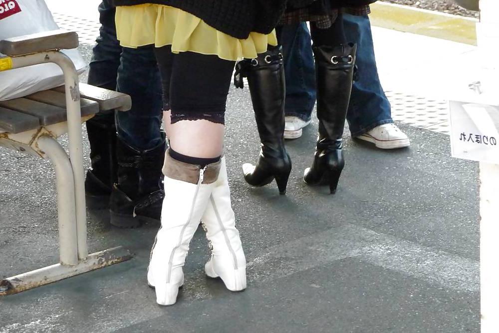 12P Japanese Candids - Feet on the Street 08