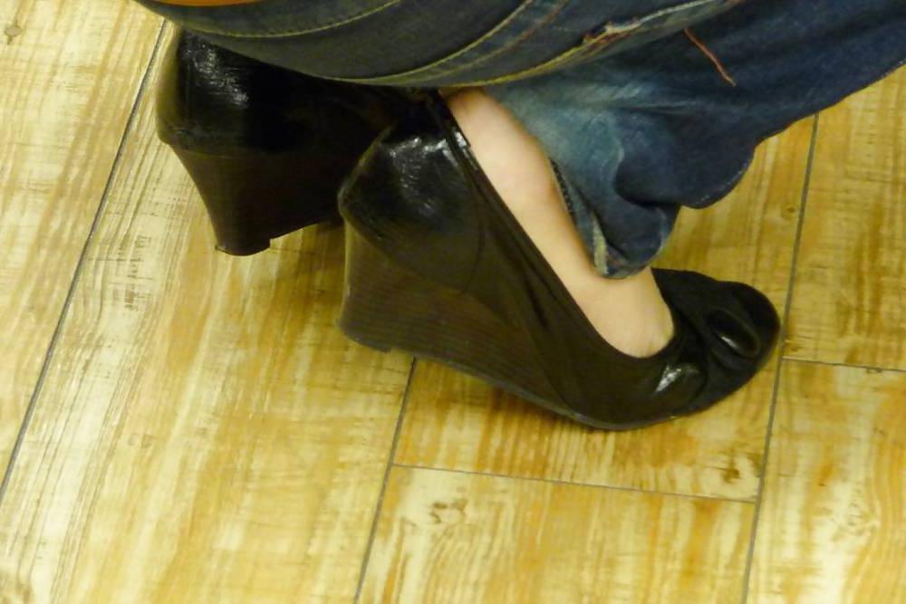 12P Japanese Candids - Feet on the Street 08