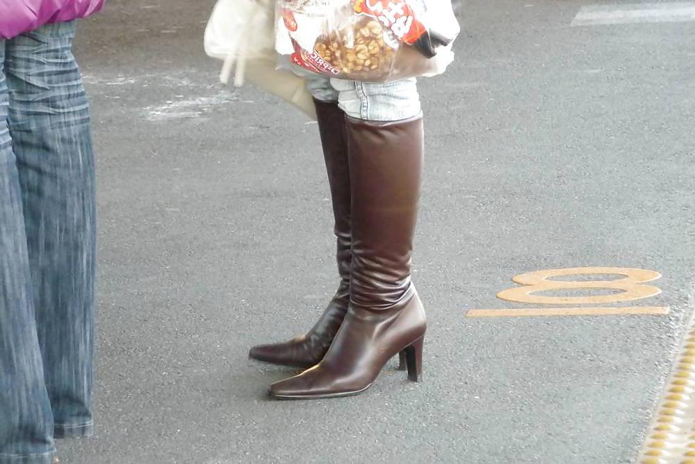 12P Japanese Candids - Feet on the Street 08