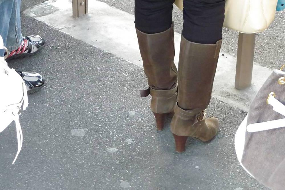 12P Japanese Candids - Feet on the Street 08