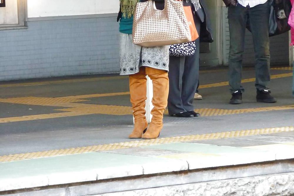 12P Japanese Candids - Feet on the Street 08