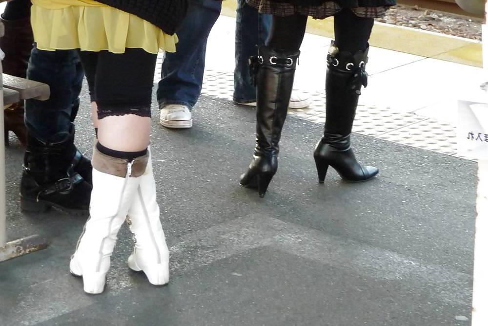 12P Japanese Candids - Feet on the Street 08