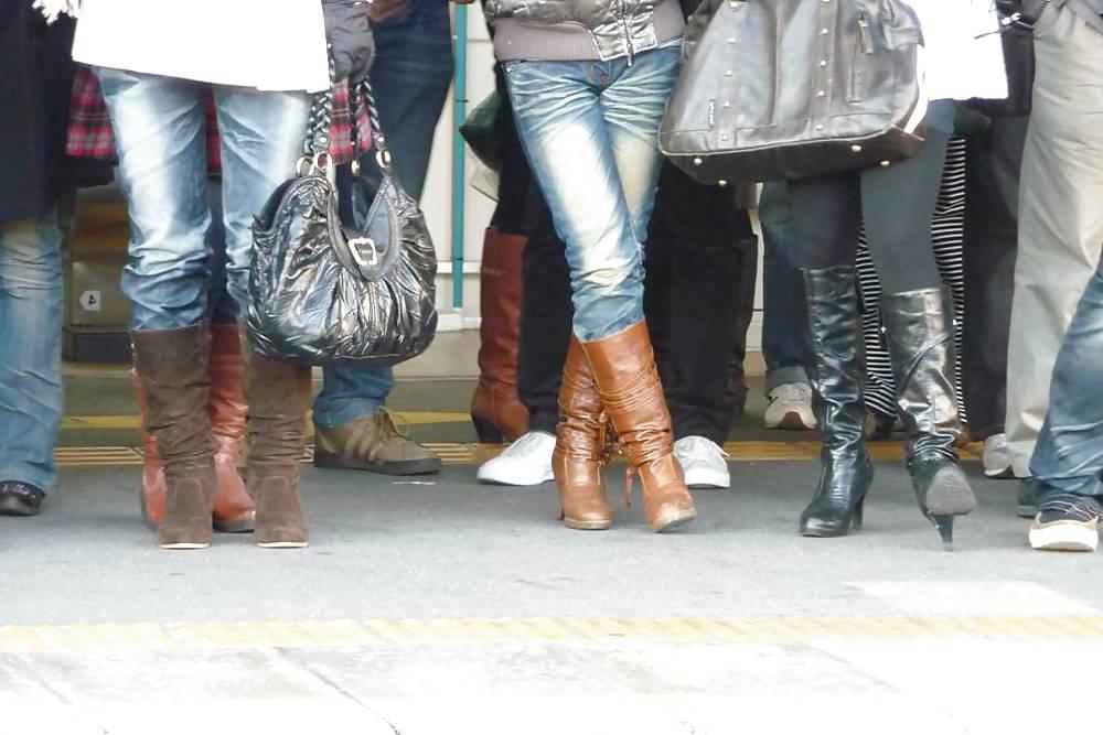 12P Japanese Candids - Feet on the Street 08