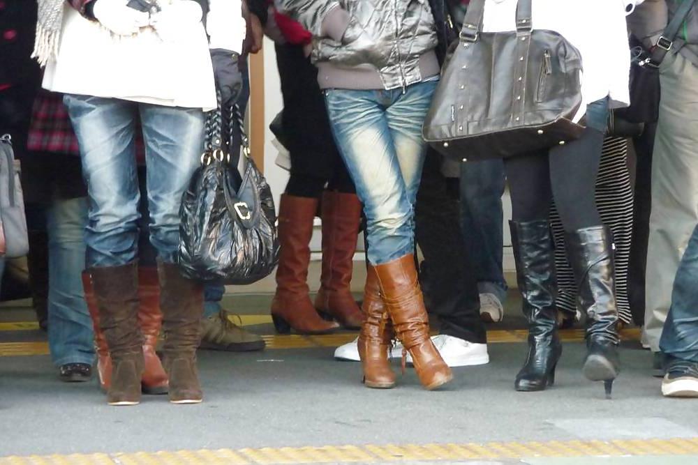 12P Japanese Candids - Feet on the Street 08