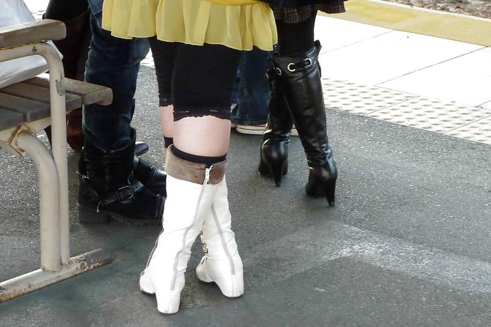 12P Japanese Candids - Feet on the Street 08