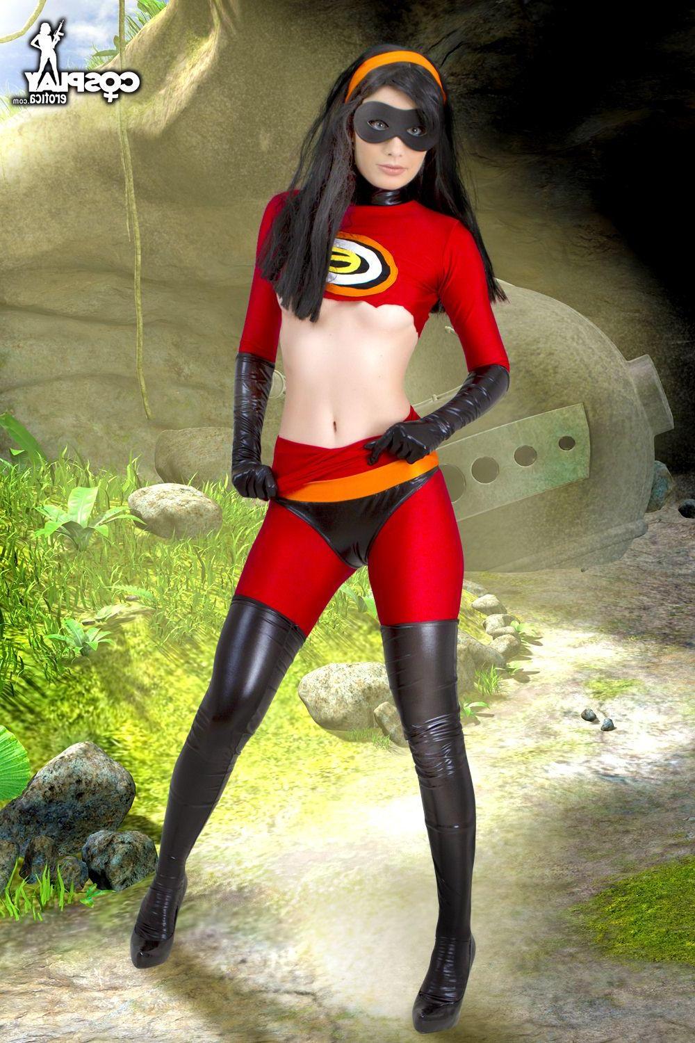 16P Pictures of cosplayer Marylin dressed as Violet from The Incredibles