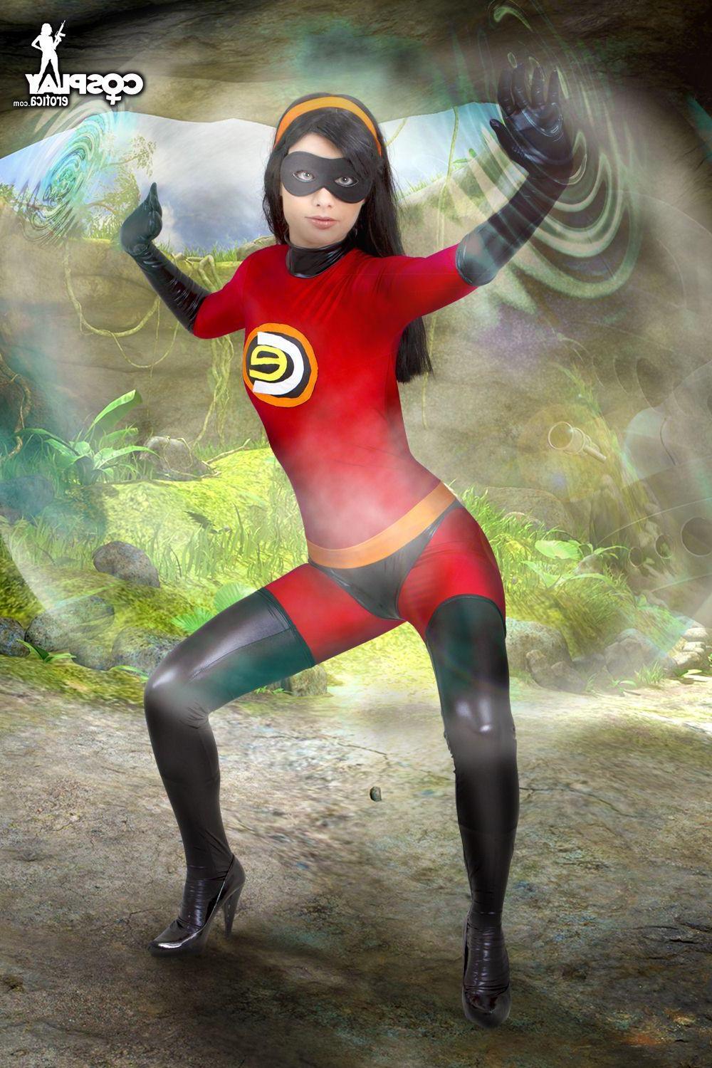 16P Pictures of cosplayer Marylin dressed as Violet from The Incredibles