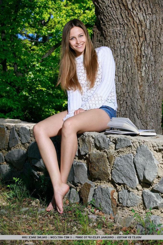 18P Beautiful coed Violet gets horny while studying at the park