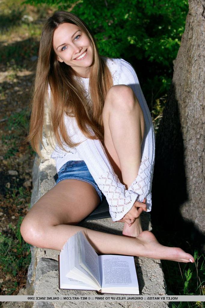18P Beautiful coed Violet gets horny while studying at the park