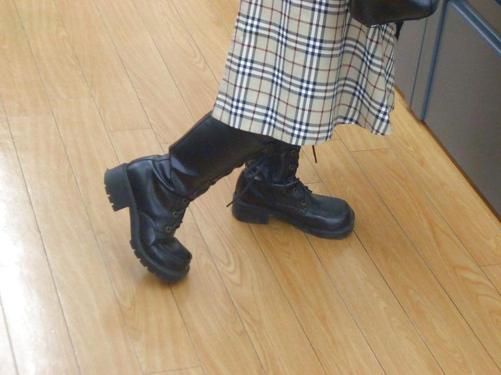16P Japanische Schnappschüsse – Füße in einem Laden 01