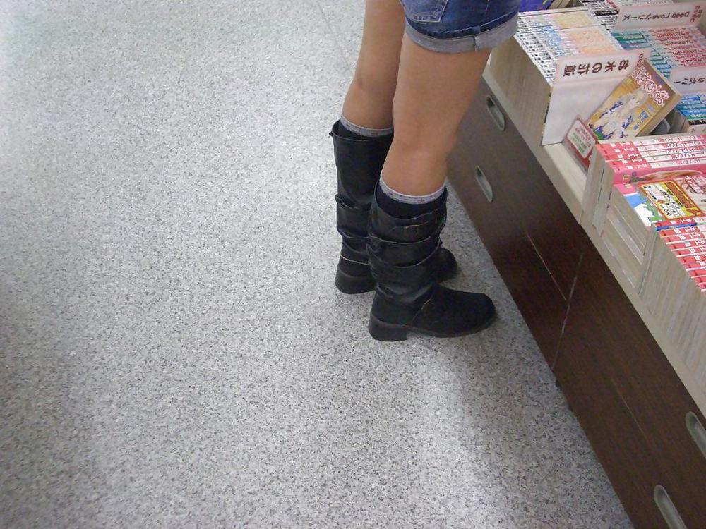 16P Japanische Schnappschüsse – Füße in einem Laden 01