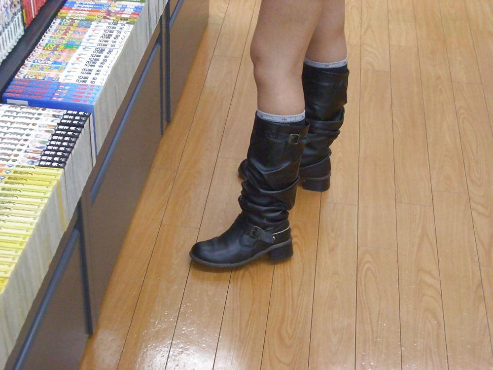 16P Japanische Schnappschüsse – Füße in einem Laden 01