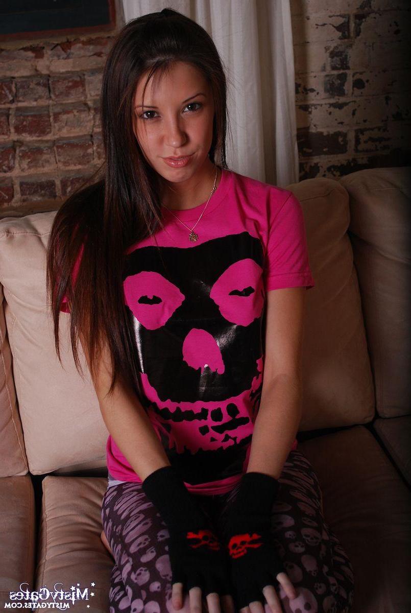 20P Pictures of teen amateur Misty Gates ready to fuck on the couch