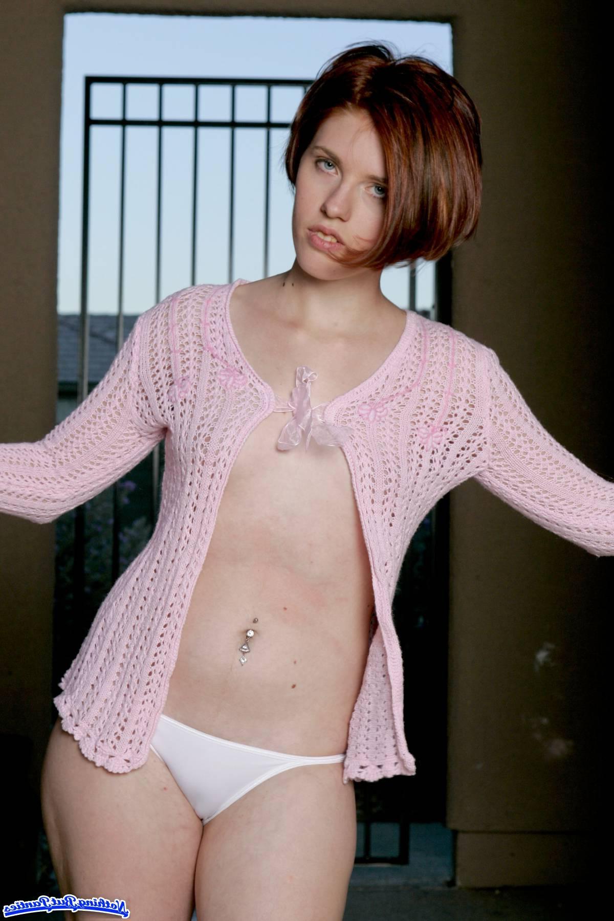 18P Pictures of redhead amateur Molly showing her sexy body