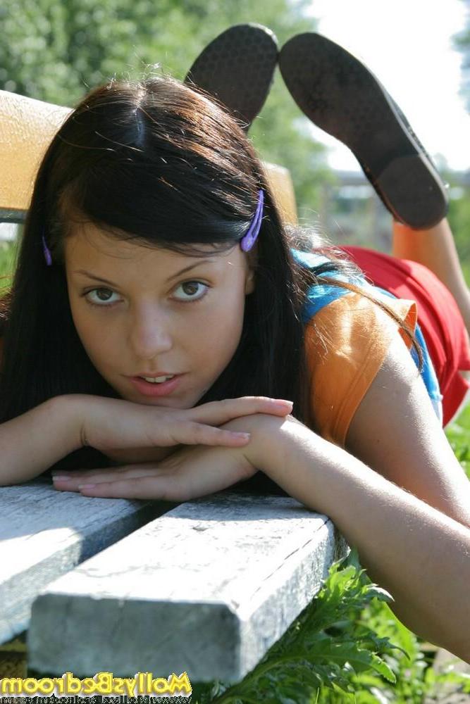 15P Photos de la jeune sexy Molly s'exhibant dans le parc