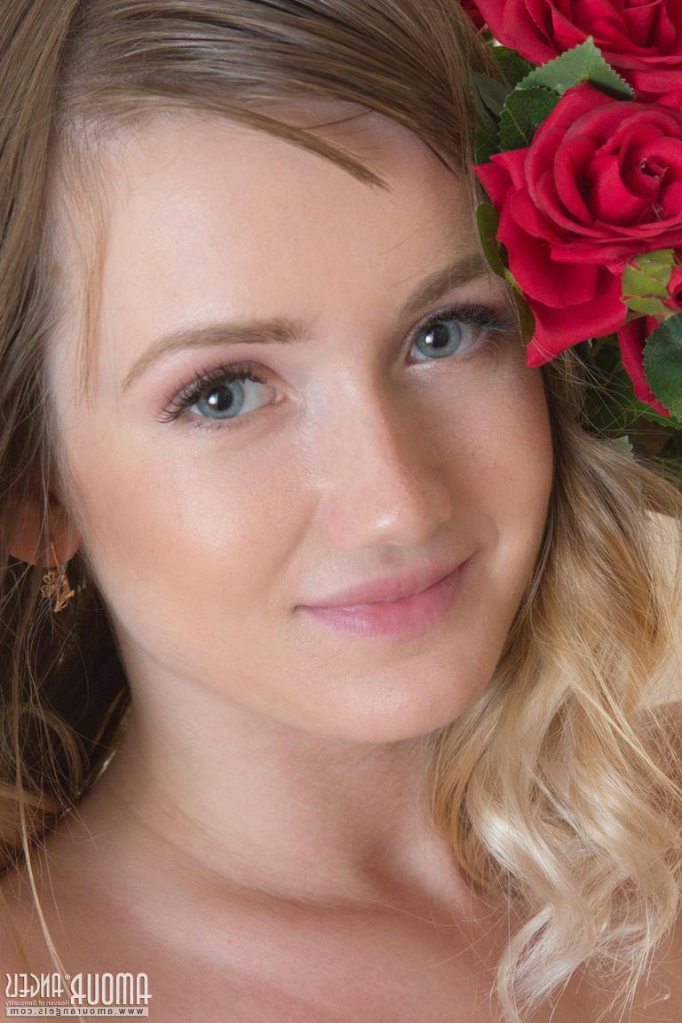 20P Blonde teen Nikole shows you her tight teen pussy fully nude