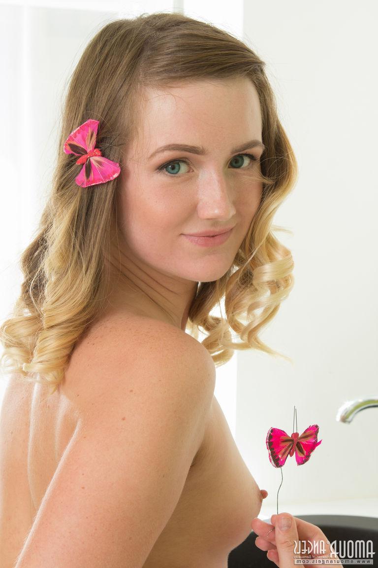 20P Blonde teen Nicole shows you her amazing nude body