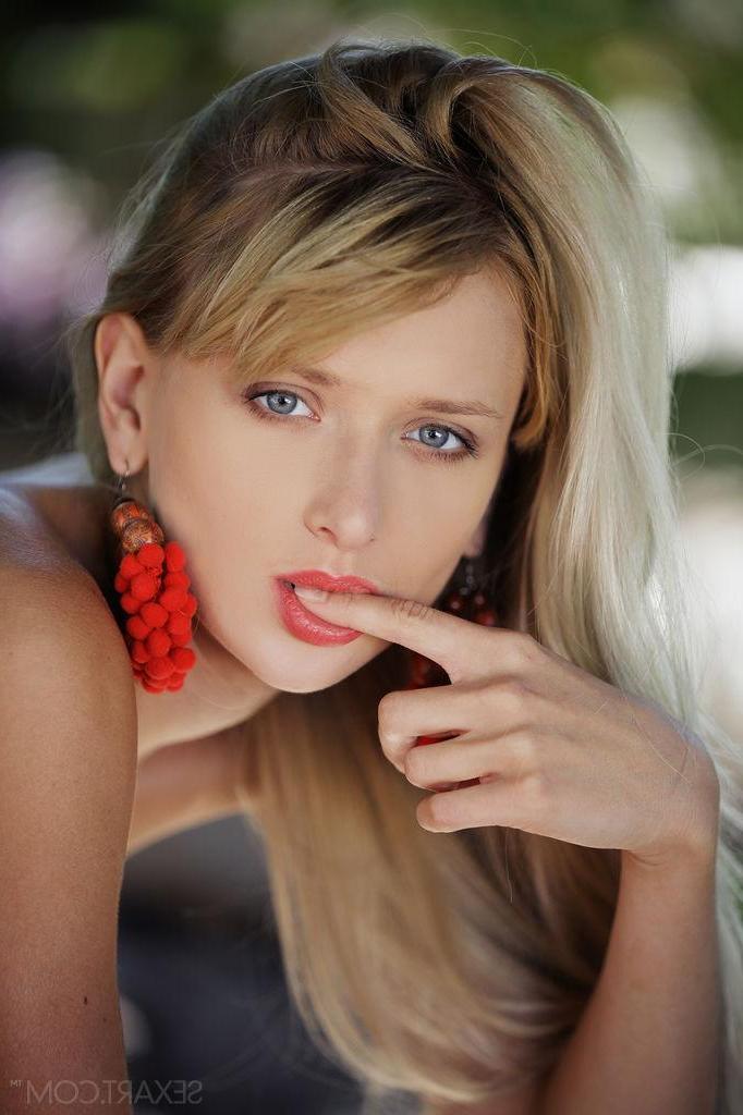 12P Gorgeous blonde Nika N gets naked and fingers herself outside