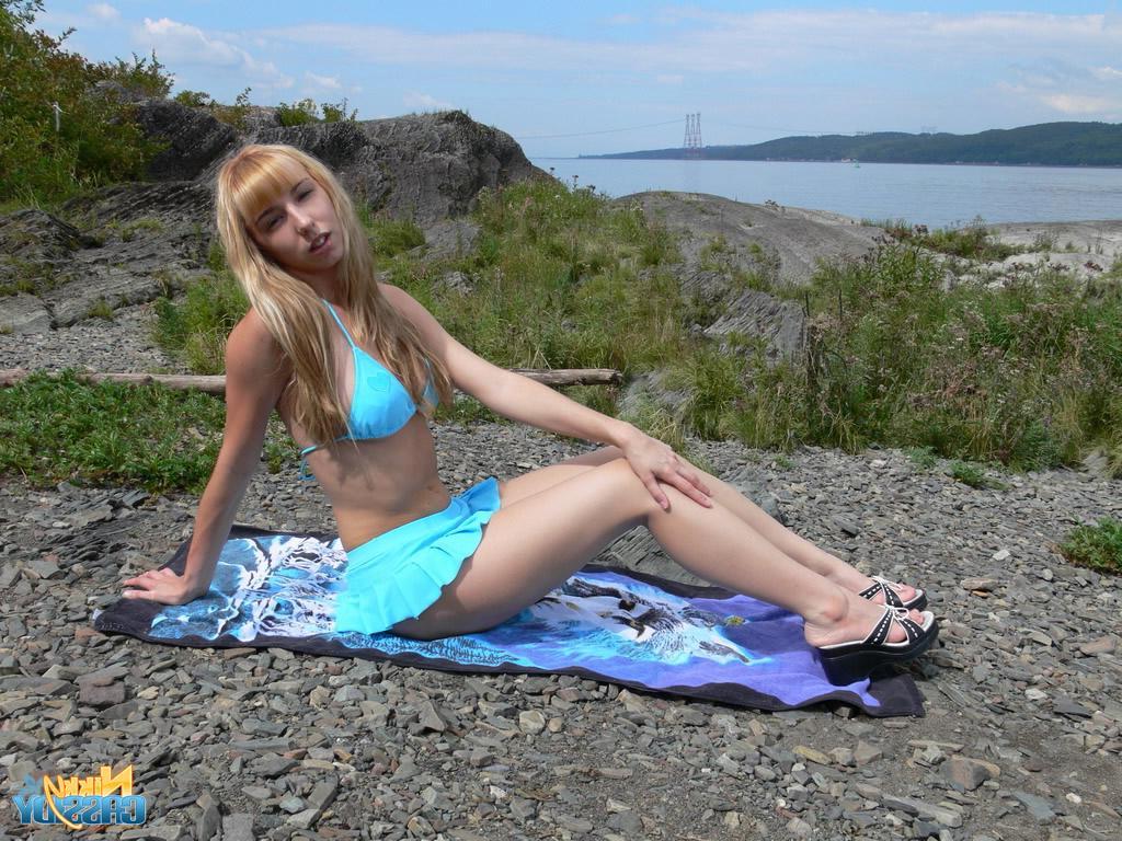 20P Pictures of Nikky Cassidy stripping nude outside
