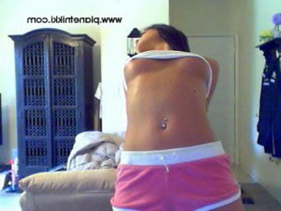 16P Nikki wets her shirt and shakes her ass on cam