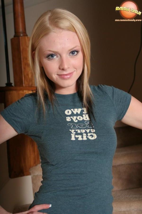 20P Planet Summer bends over to show you her ass