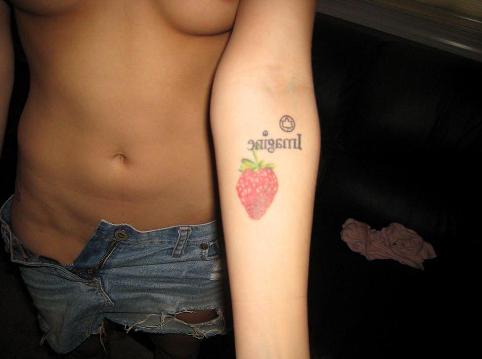 20P Pictures of teen Pretty Marie spread out for you on the couch