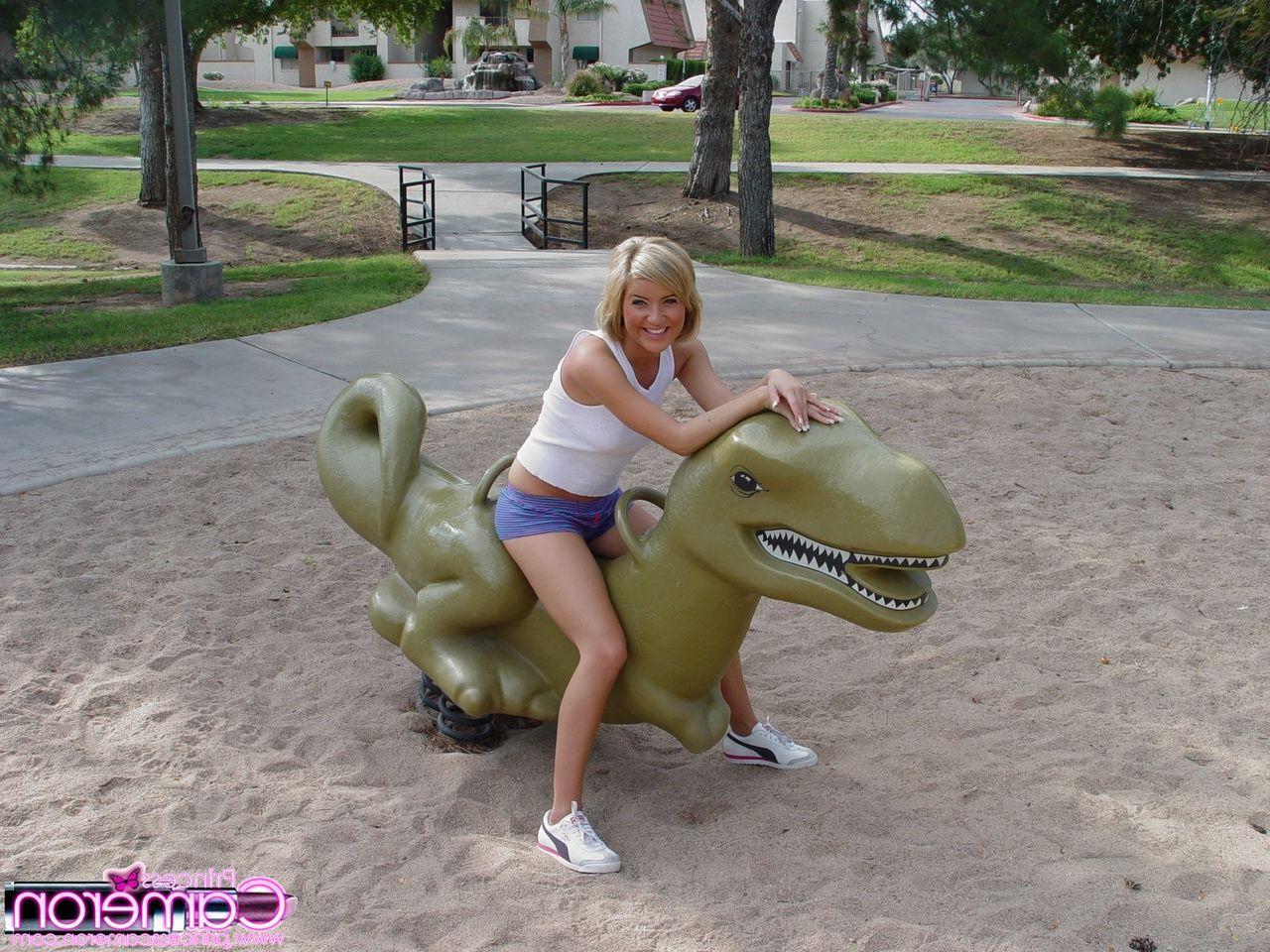 16P Pictures of teen babe Princess Cameron shaking her ass in a park