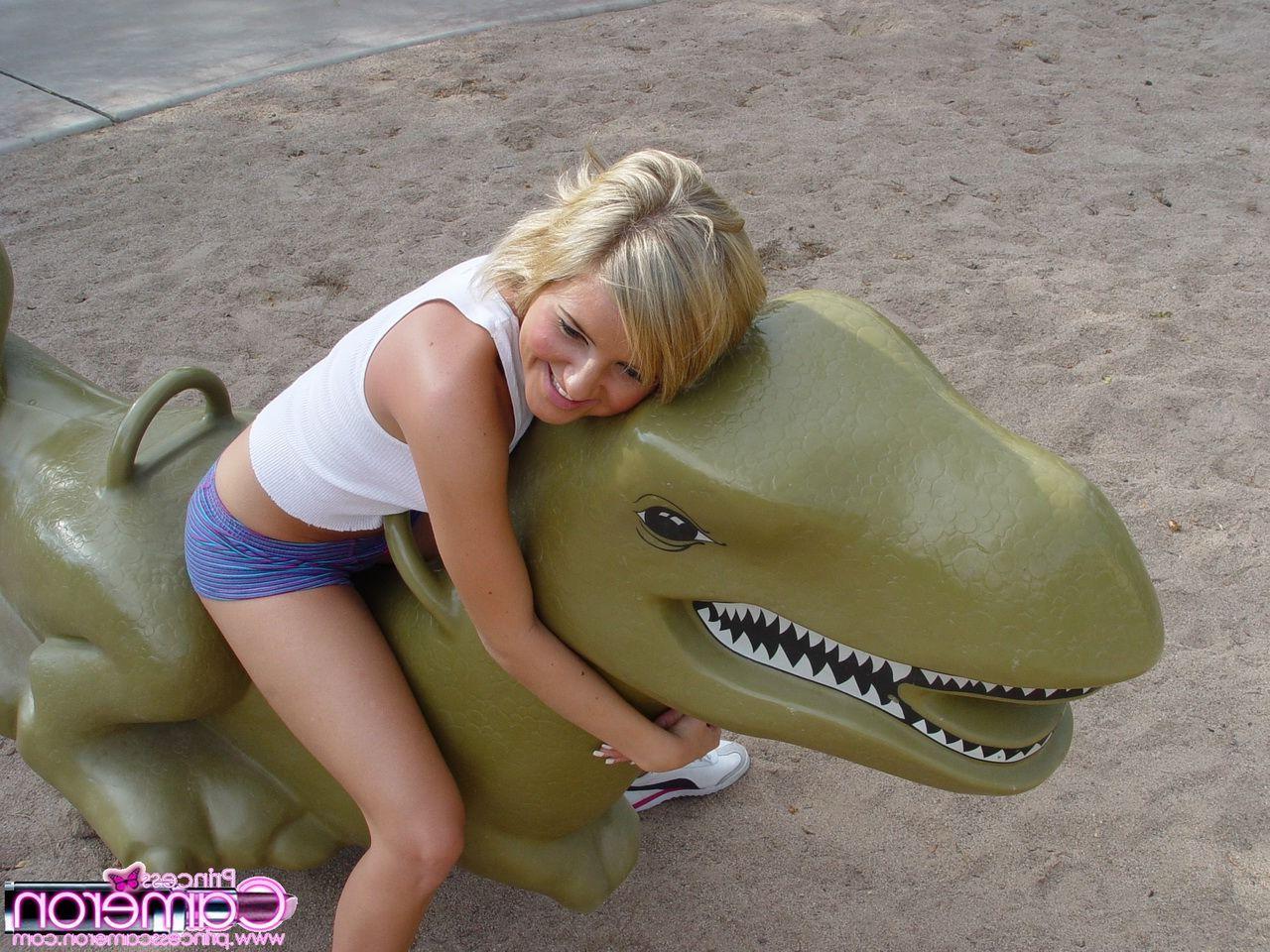 16P Pictures of teen babe Princess Cameron shaking her ass in a park