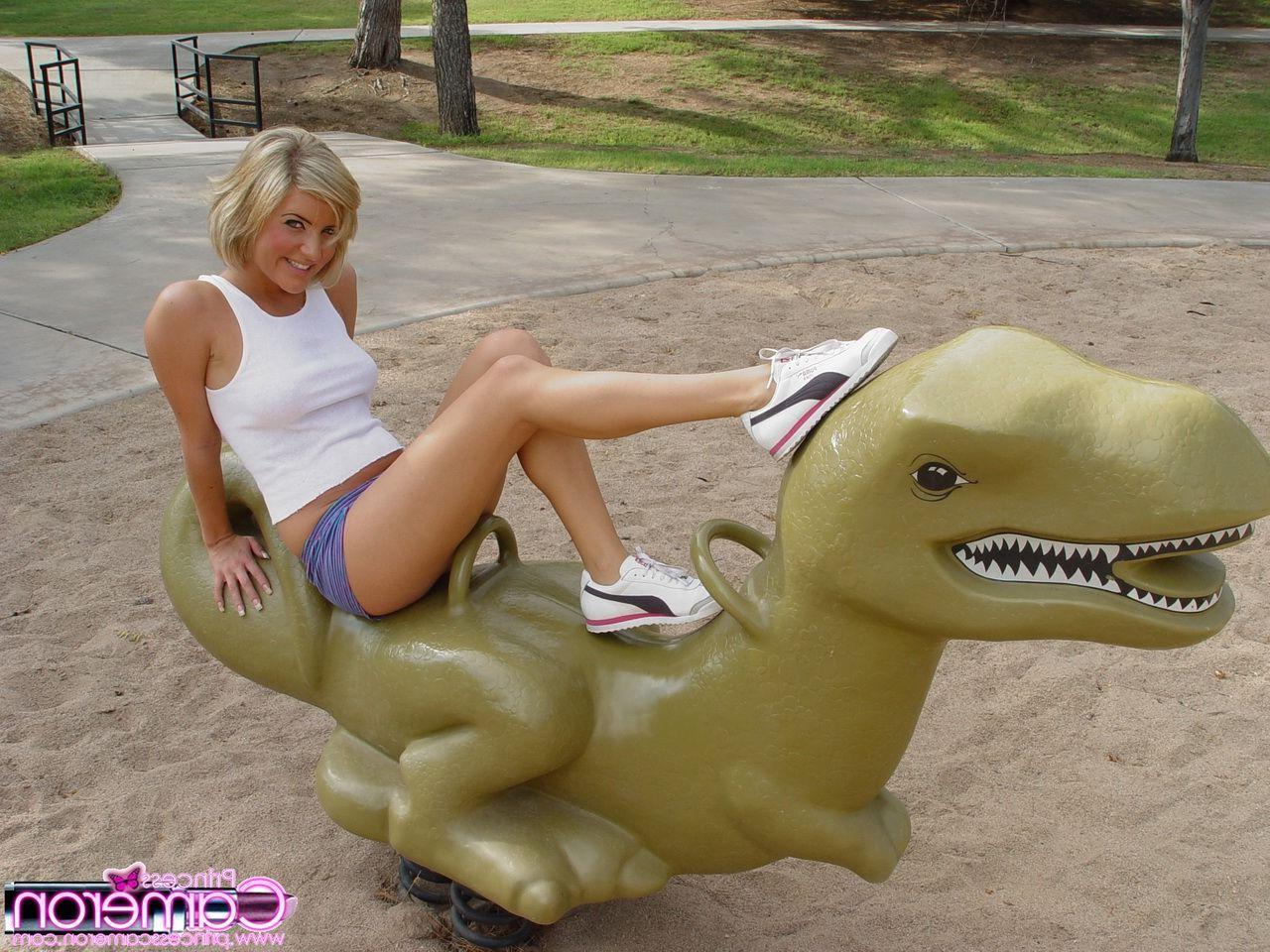 16P Pictures of teen babe Princess Cameron shaking her ass in a park