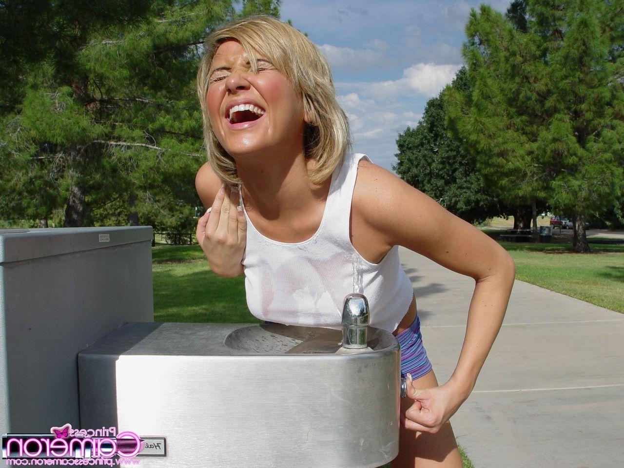 16P Pictures of teen babe Princess Cameron shaking her ass in a park