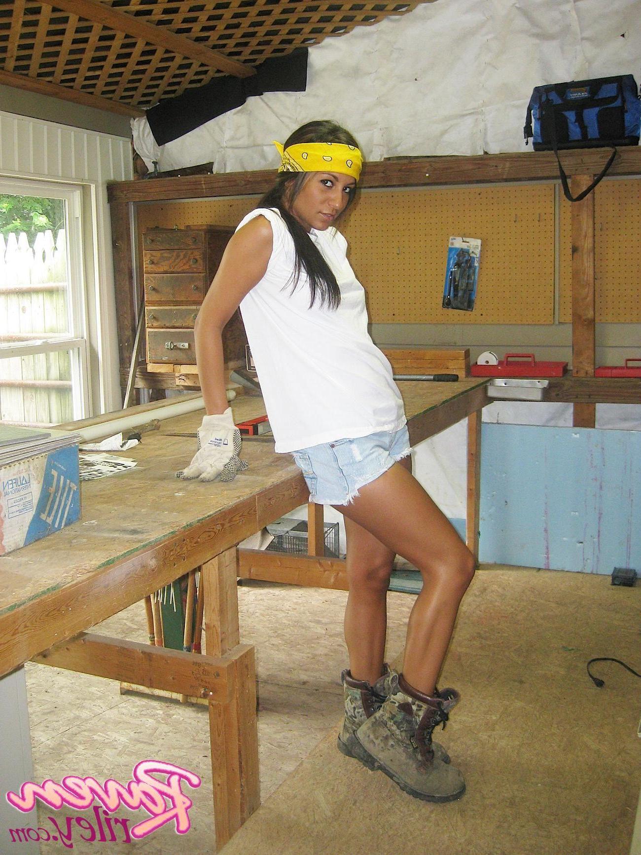 20P Pictures of Raven Riley doing some home renovations