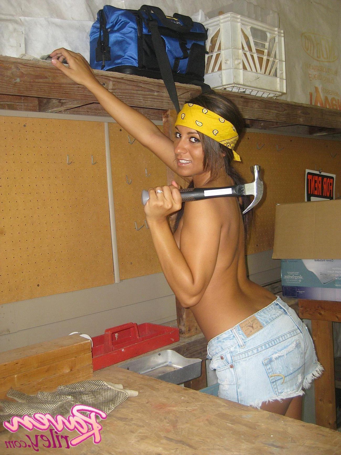 20P Pictures of Raven Riley doing some home renovations