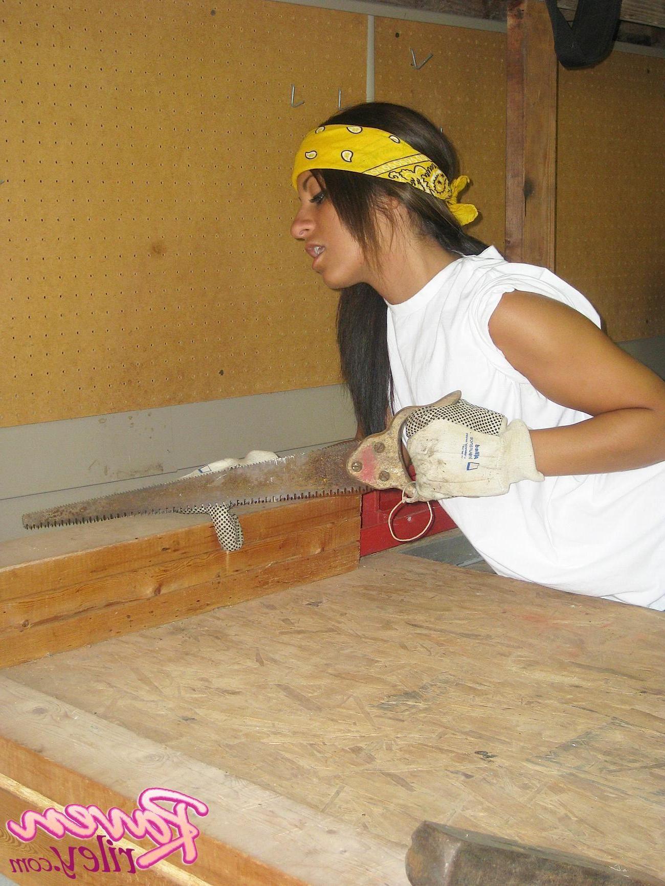 20P Pictures of Raven Riley doing some home renovations