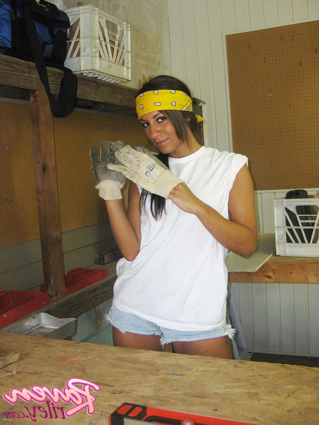 20P Pictures of Raven Riley doing some home renovations