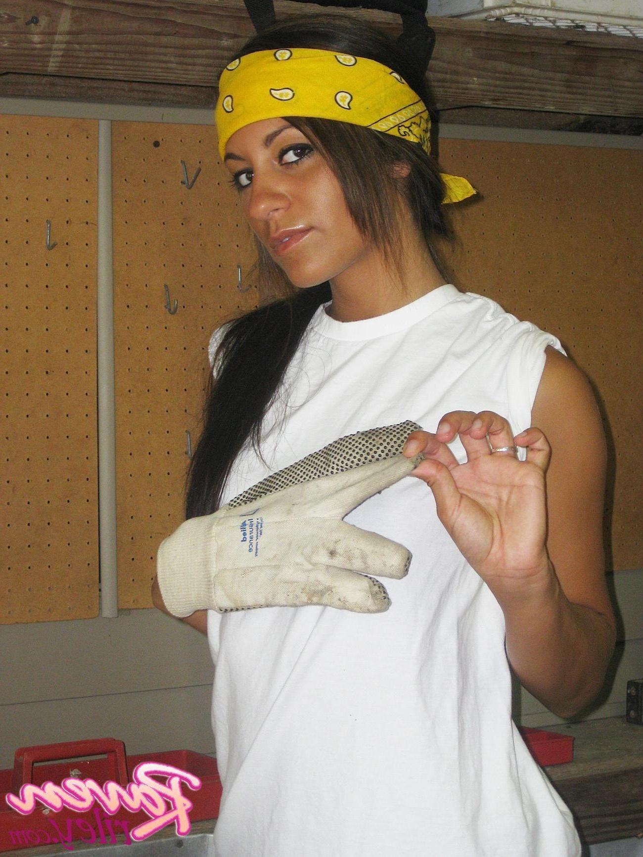 20P Pictures of Raven Riley doing some home renovations