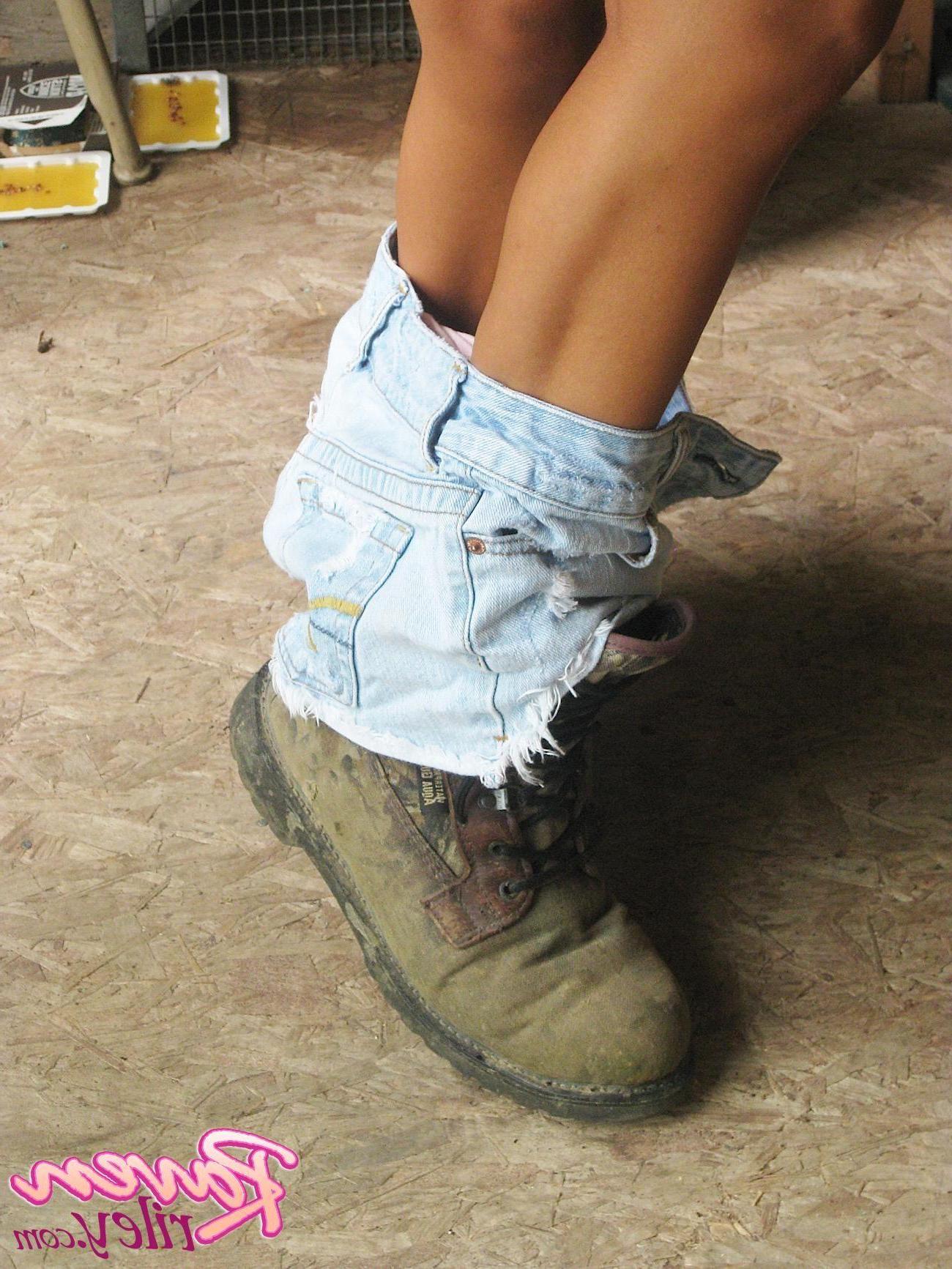 20P Pictures of Raven Riley doing some home renovations