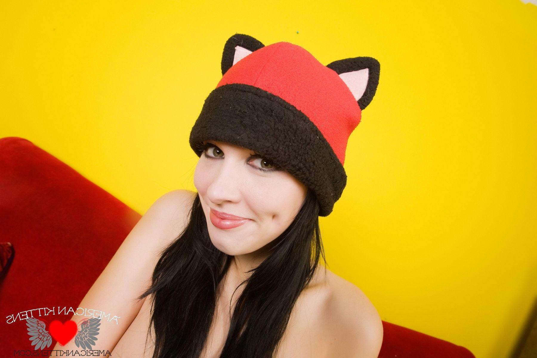 17P Pictures of Reanna Mae showing you her pussy on the couch