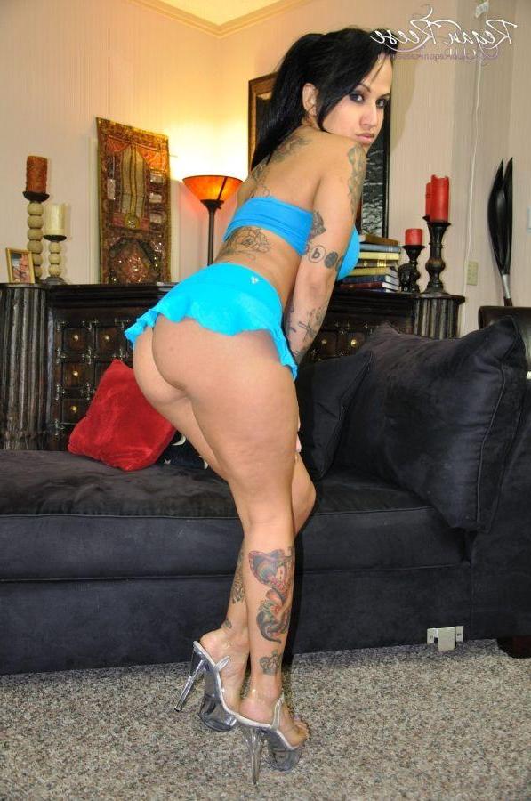 14P Pictures of teen hottie Regan Reese getting naked on the couch