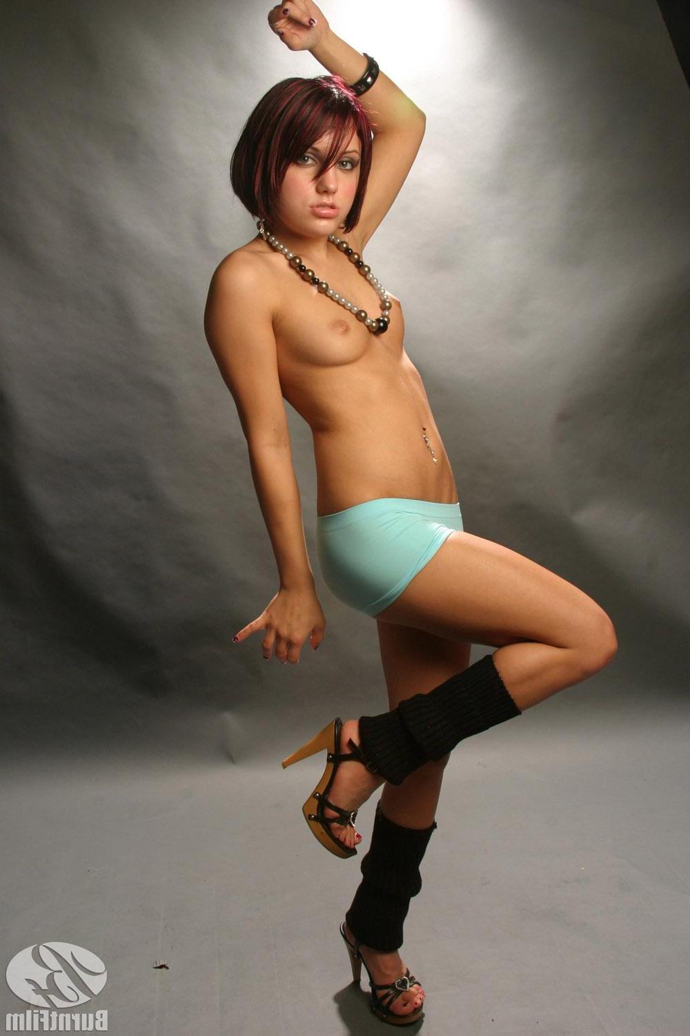 15P Hot girl Risi Simms gives a striptease in her short skirt