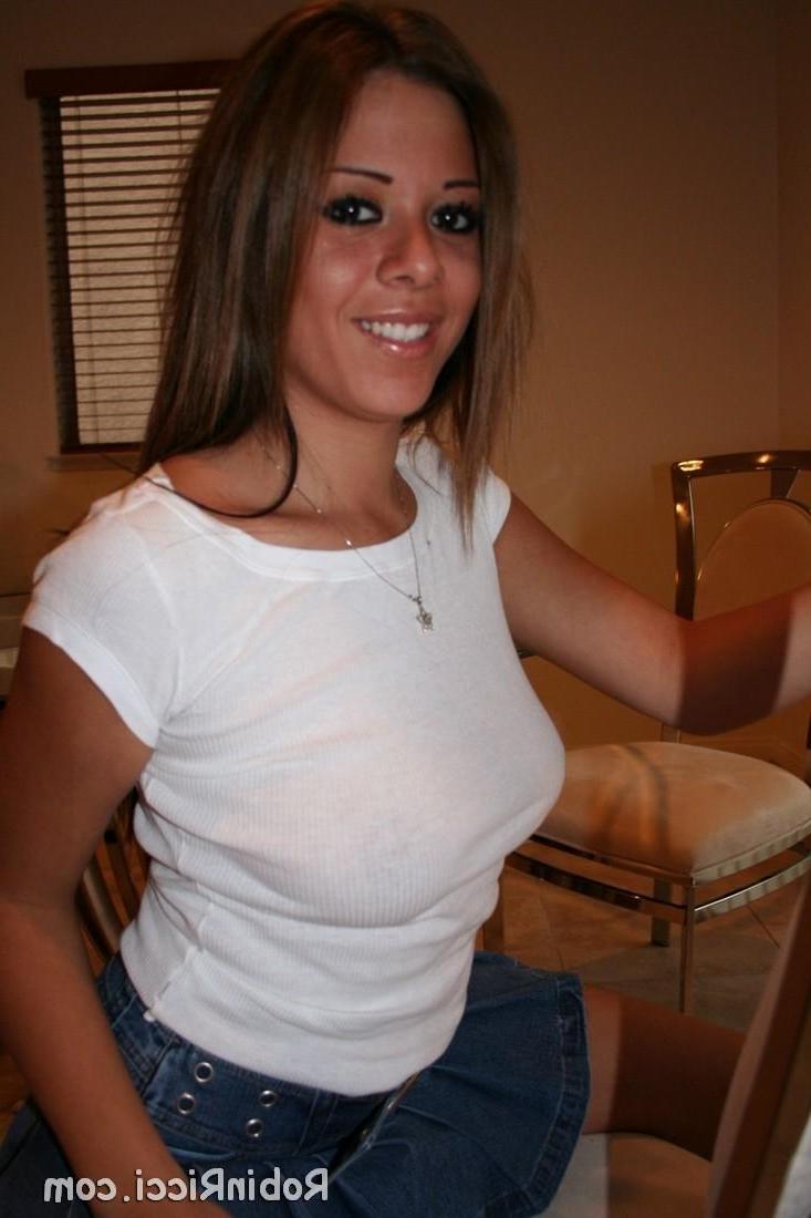 18P Pictures of teen Robin Ricci teasing at home