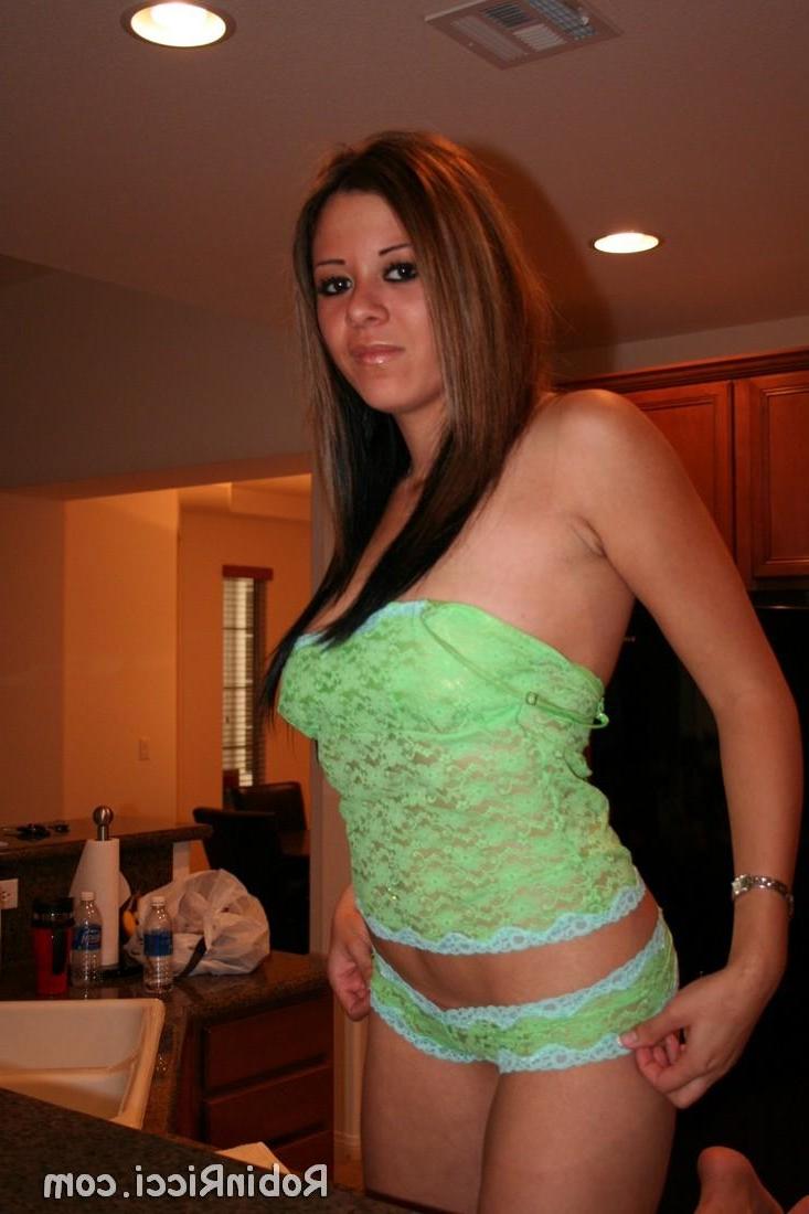 18P Pictures of teen porn girl Robin Ricci bending over to show you her perfect ass