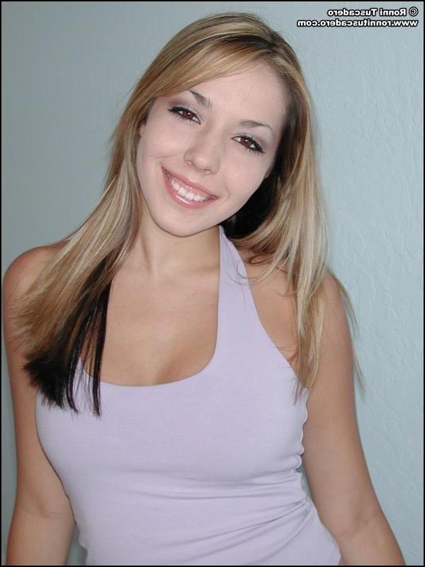 20P Pictures of Ronni Tuscadero teasing at home