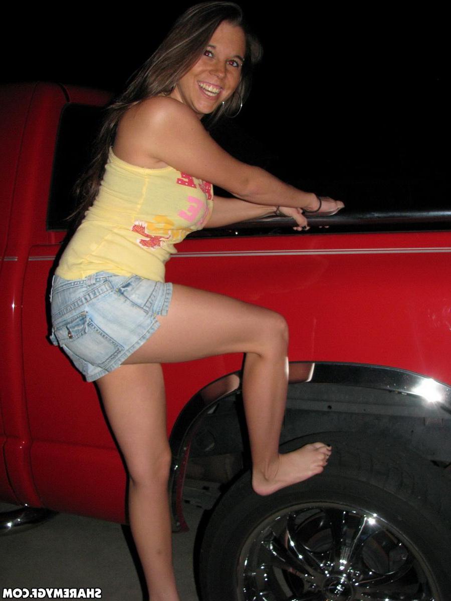 20P Two hot girlfriends get naughty on camera