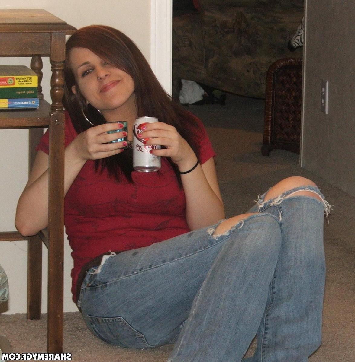 20P Hot amateur gf Roxy takes some naughty candid pics